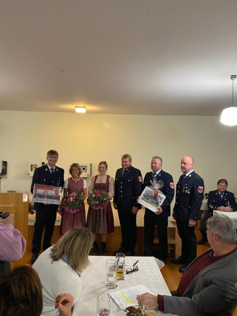 🎊 Dankesfeier Patenverein/Schirmherr und Festmutter 🎊
Am vergangenen Freitag fand die Dankesfeier für unseren Patenverein @ff_wallerfing , unseren Schirmherrn Hans Eigner und unsere Festmutter @judith_zacher statt. Nach ein paar Worten unseres Vorstandes @boecklandreas und unsere Bürgermeisters Hans Eigner wurden Blumensträuße und Fotobücher als Dankeschön überreicht. Auch Judith Zacher bedankte sich in einer kurzen Rede für den tollen Verlauf des Gründungsfestes und überreichte ihren Festdamen als Dank einen liebevoll gestalteten Bilderrahmen. Ein weiterer Dank geht an das Team des Gasthauses Eder in Neusling für die tollen Bewirtung und das leckere Buffett. Es war ein rundum gelungener Abend 🎉 #dankesfeier #fframsdorf #gründungsfest2025 #fahnenweihe