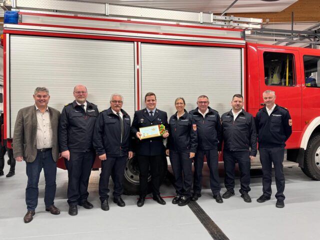 🚒 Kinderfeuerwehr Ramsdorf gegründet 🚒Am 5. November haben wir gemeinsam mit der FF Wallerfing und der FF Neusling eine Kinderfeuerwehr gegründet. Unser zweiter Kommandant Martin Ameres hat die Gründungsurkunde entgegengenommen. 🧒🔥👦Ab jetzt können Kinder zwischen 6 und 11 Jahren Teil der Feuerwehr werden. Gemeinsame Aktionen, Spiel und Spaß warten auf Euch 😊➡️ Bei Interesse meldet euch gerne bei uns oder kommt einfach vorbei! Unser erstes Treffen findet am 13.12.2025 ab 10 Uhr im Feuerwehrhaus in Wallerfing statt 🚒🔥Vielen Dank an ALLE, die uns auf dem Weg zur Kinderfeuerwehr unterstützt haben 🙏#fframsdorf #kinderfeuerwehr #spielspaßfürkinder #feuerwehrfürkinder #rettenlöschenbergenschützen