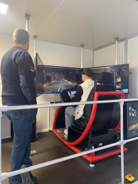 🚒 Einsatzfahrtensimulator 🚒Heute durften zwei unserer Kameraden auf dem Fahrersitz des Einsatzfahrtensimulators in der Feuerwehr in Plattling Platz nehmen. Es war eine spannende und lustige Erfahrung, welche auch nicht immer ganz unfallfrei ablief. Eine super Möglichkeit, um die Einsatzfahrten zu üben. Vielen Dank an die @freiwilligefeuerwehrplattling für diese Möglichkeit!  #feuerwehr #ehrenamtlstehrensachen #einsatzfahrtensimulator #fortbildung #schulung #rettenlöschenbergenschützen