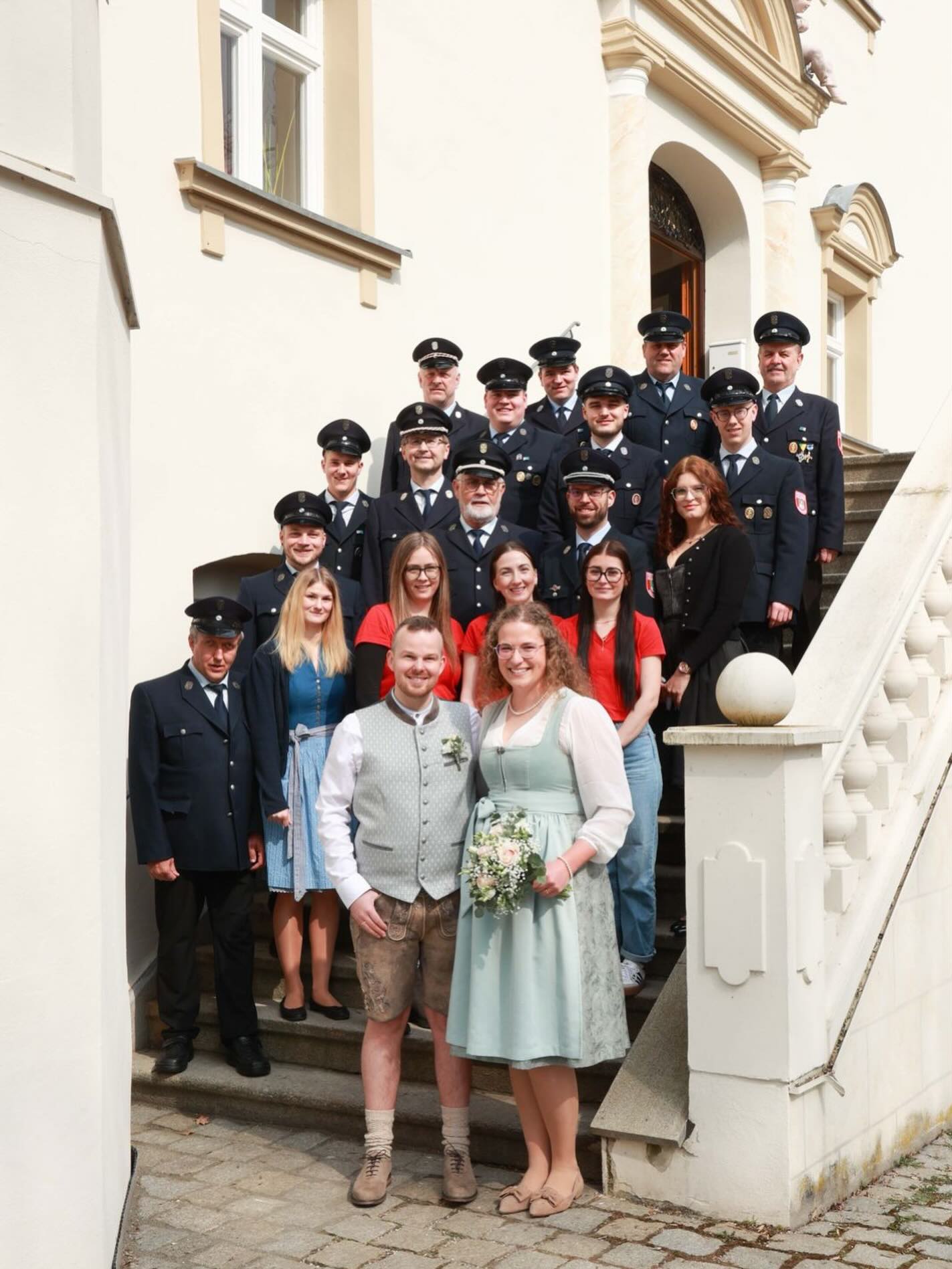 ✨Ein Versprechen, ein gemeinsamer Weg - am 21.03.2026 haben sich unsere Kameraden Sandra und Daniel das JA-Wort gegeben✨ Die FF Ramsdorf wünscht euch von Herzen Liebe, Glück und unzählige gemeinsame Momente 🫶🏼🚒 #feuerwehr #ehrenamt #hochzeit #spalierstehen #rettenlöschenbergenschützen