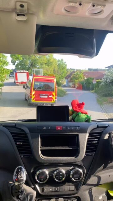 🚒 Gemeindeübung 🚒Am vergangen Freitag haben wir eine Gemeindeübung mit der @ff_wallerfing , @ffw_neusling und @ff.buchhofen abgehalten. Angenommenes Szenario war ein kleiner Freiflächenbrand in einem Waldstück hinter den Ramsdorfer Einöden. Wallerfing 42/1 übernahm den Löschangriff und wurde für den Erstangriff durch die Feuerwehr Ramsdorf gespeist, welche von einem Hydranten mit einem Leitungsquerschnitt von 80mm anzapfte. Um die Löschwasserversorgung besser sicherzustellen bauten die Feuerwehren Neusling und Buchhofen eine knapp 600 Meter lange Schlauchleitung vom nächstgrößeren Hydranten in Hirlöd-Englöd auf, welche dann den 80er Hydranten ablöste. Insgesamt wurden bei dieser Übung knapp 900 Meter Schlauch verlegt. Wir bedanken uns für die gute Zusammenarbeit und zahlreiche Teilnahme an der Übung 🚒🔥#rettenlöschenbergenschützen #ffwramsdorf #feuerwehr #ehrenamtistehrensache #feuerwehrübung