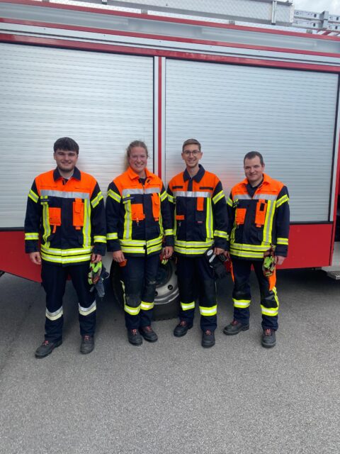 🚒 MTA Aufbaumodul 🚒
Am 13.06.2026 haben vier Kameraden die Prüfung für das MTA Aufbaumodul absolviert. Im praktischen Teil wurden dabei Erste Hilfe, Knoten, Absicherung einer Unfallstelle oder auch das Kuppeln einer Saugschlauchleitung gezeigt. Im Anschluss wurde noch eine theoretische Prüfung abgelegt. Wir gratulieren unseren vier Kameraden zur bestandenen Prüfung und bedanken uns für ihr ehrenamtliches Engagement! #ehrenamtistehrensache #feuerwehr #rettenlöschenbergenschützen #fortbildung #prüfung