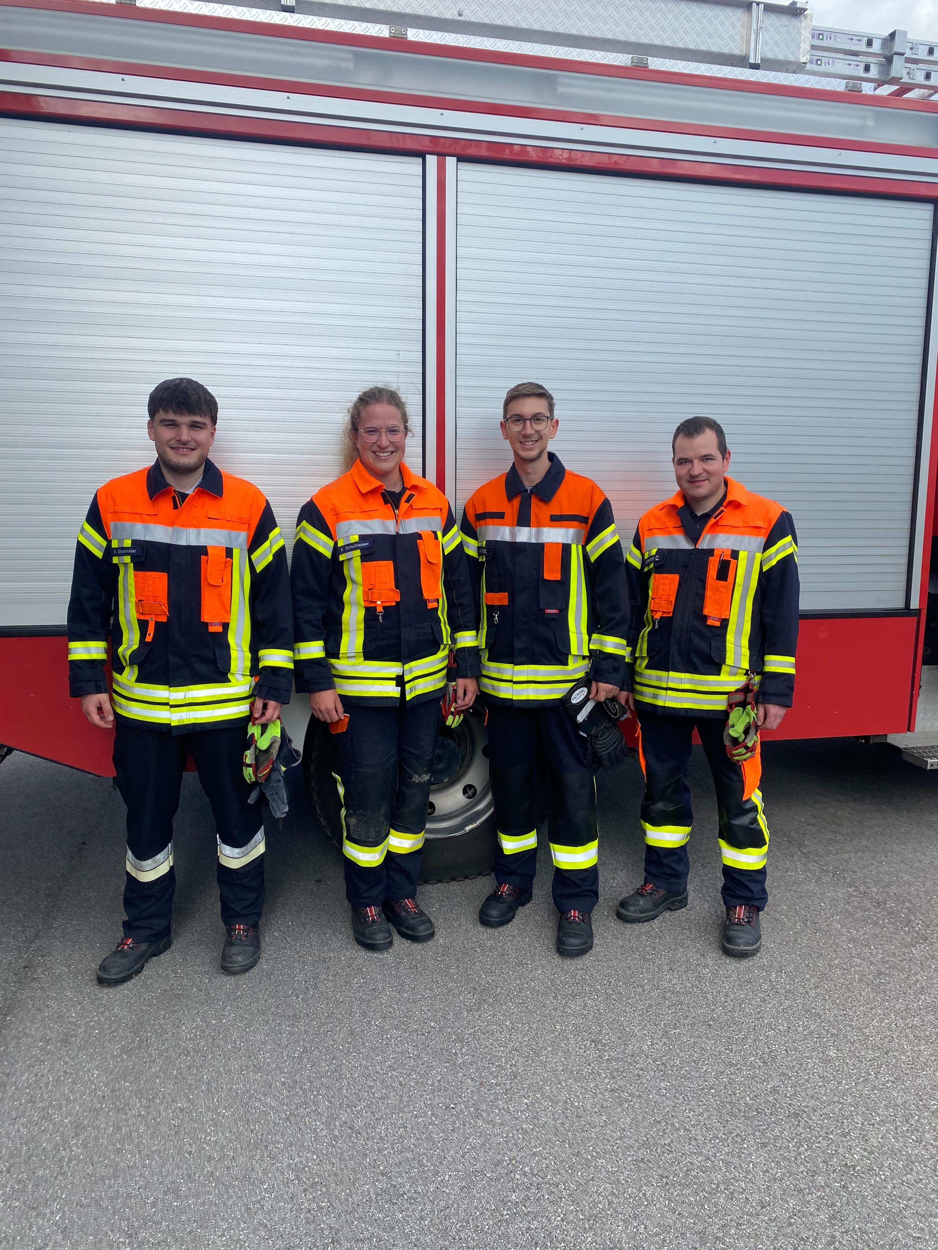 🚒 MTA Aufbaumodul 🚒
Am 13.06.2026 haben vier Kameraden die Prüfung für das MTA Aufbaumodul absolviert. Im praktischen Teil wurden dabei Erste Hilfe, Knoten, Absicherung einer Unfallstelle oder auch das Kuppeln einer Saugschlauchleitung gezeigt. Im Anschluss wurde noch eine theoretische Prüfung abgelegt. Wir gratulieren unseren vier Kameraden zur bestandenen Prüfung und bedanken uns für ihr ehrenamtliches Engagement! #ehrenamtistehrensache #feuerwehr #rettenlöschenbergenschützen #fortbildung #prüfung