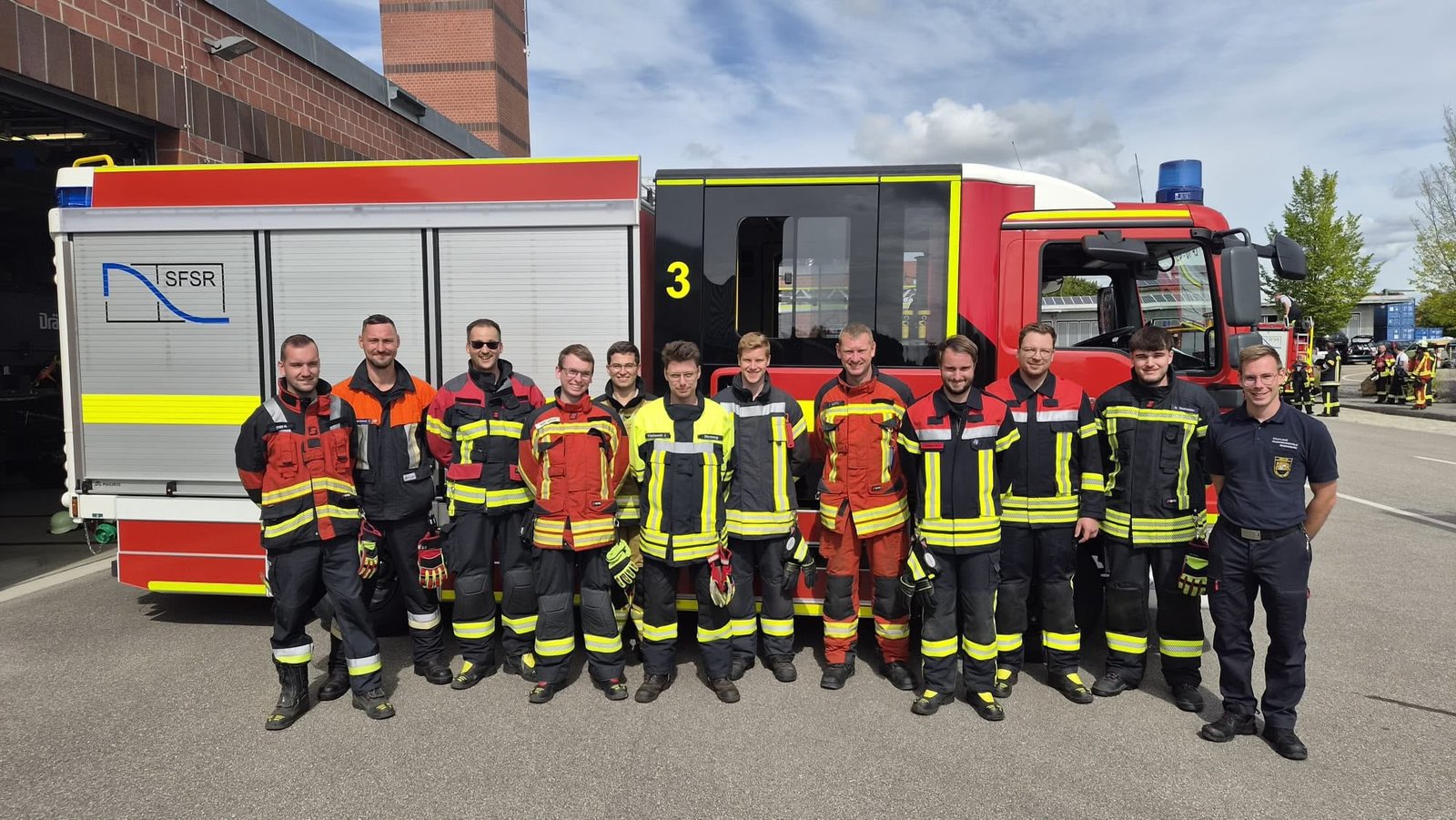 🚒 Gruppführer Lehrgang 🚒
Von 07.09-11.09.2026 nahm unser Kamerad Niklas Strohmaier am Gruppführer Lehrgang an der Feuerwehrschule in Regensburg teil.
Wir gratulieren recht herzlich zur bestandenen Prüfung und bedanken uns für dein ehrenamtliches Engagement 💐🙏 #gottzurehrdemnächstenzurwehr #rettenlöschenschützenbergen #freiwilligefeuerwehr #ffwramsdorf #ehrenamtistehrensache