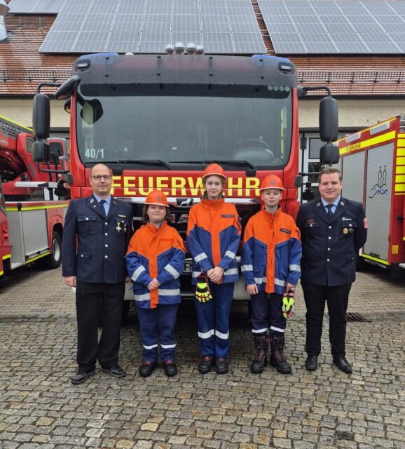 🚒 Wissenstest Metten 🚒
Am 10.10.2026 hat unsere Feuerwehrjugend am Wissenstest in Metten teilgenommen.
Dabei haben Leni Schmidbauer und Simon Bernstetter die Stufe 3 absolviert und Laura Bernstetter die Stufe 1.
Wir sind mächtig stolz auf euch und bedanken uns für euer Engagement!
#jugendfeuerwehr #rettenlöschenbergenschützen #freiwilligefeuerwehr #wissenstest #ehrenamtistehrensache