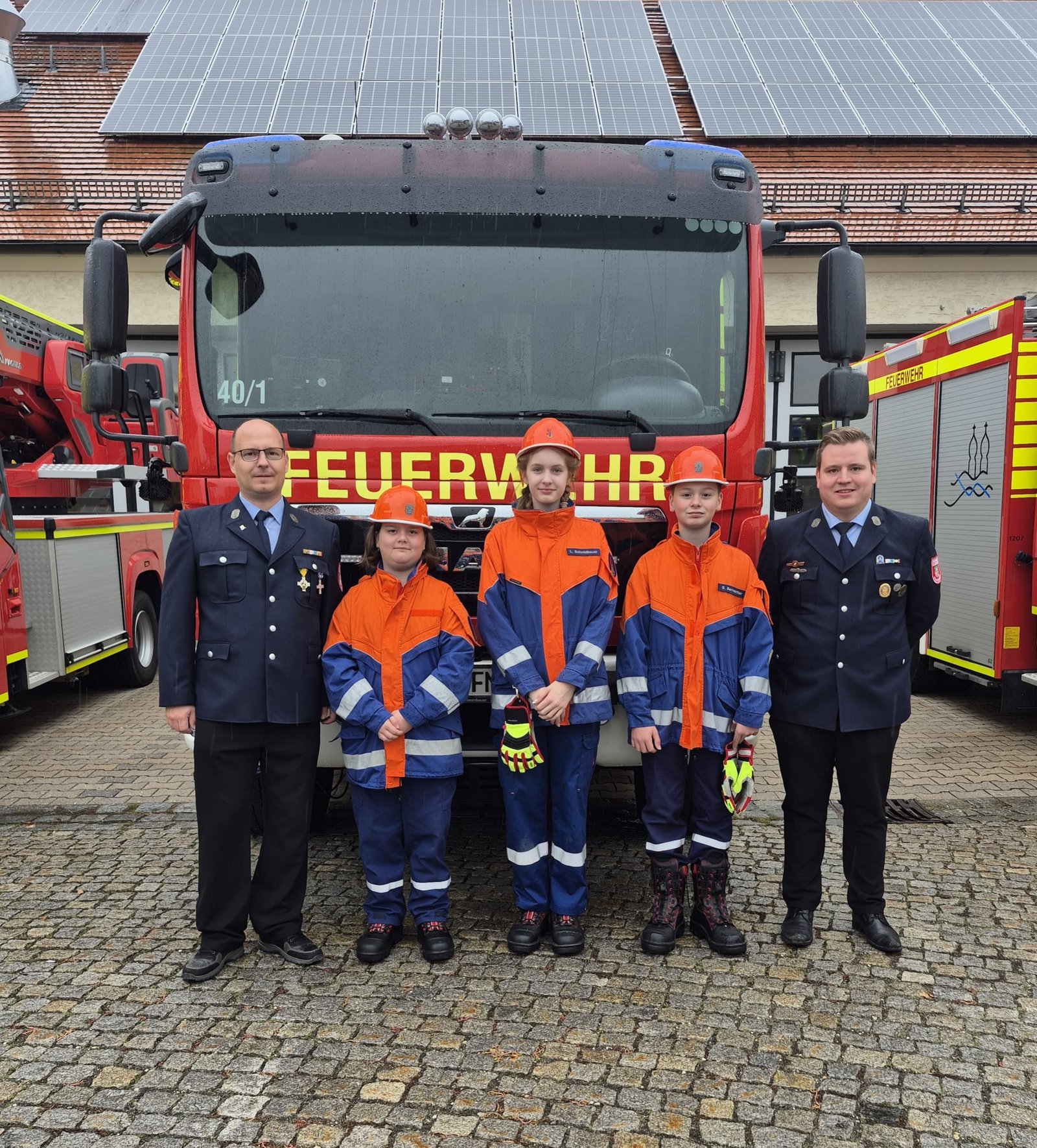 🚒 Wissenstest Metten 🚒
Am 10.10.2026 hat unsere Feuerwehrjugend am Wissenstest in Metten teilgenommen.
Dabei haben Leni Schmidbauer und Simon Bernstetter die Stufe 3 absolviert und Laura Bernstetter die Stufe 1.
Wir sind mächtig stolz auf euch und bedanken uns für euer Engagement!
#jugendfeuerwehr #rettenlöschenbergenschützen #freiwilligefeuerwehr #wissenstest #ehrenamtistehrensache